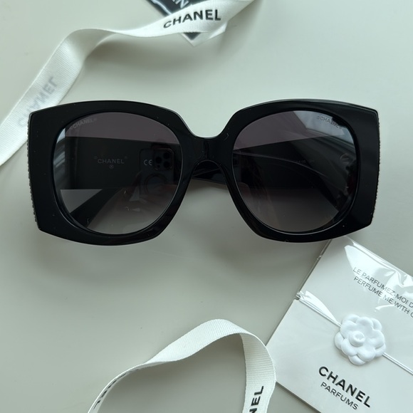 CHANEL Elegant Black Sunglasses - Picture 1 of 11